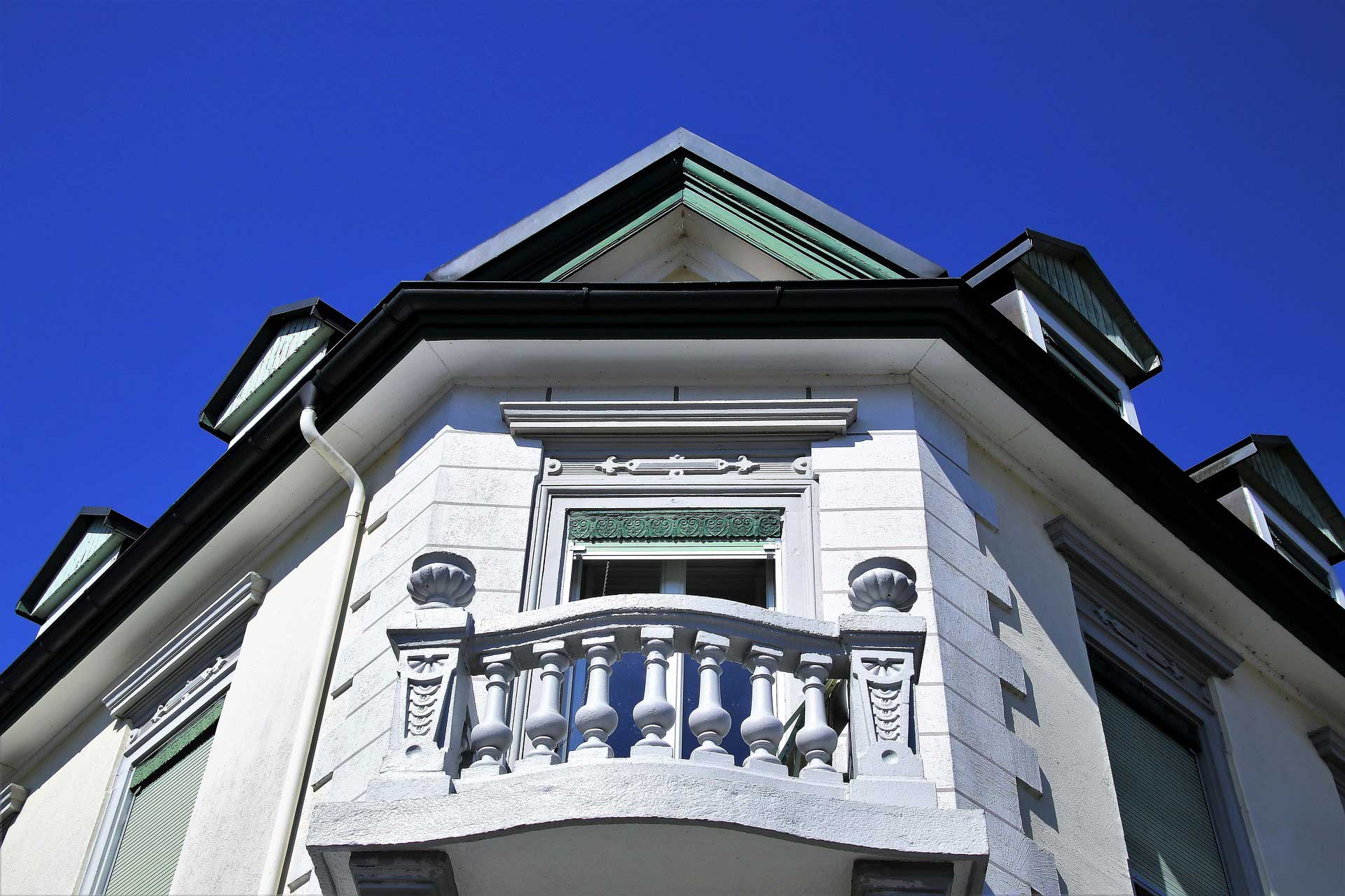 Bild zum Immobilienmakler, Petra mit Kunden im Hintergrund