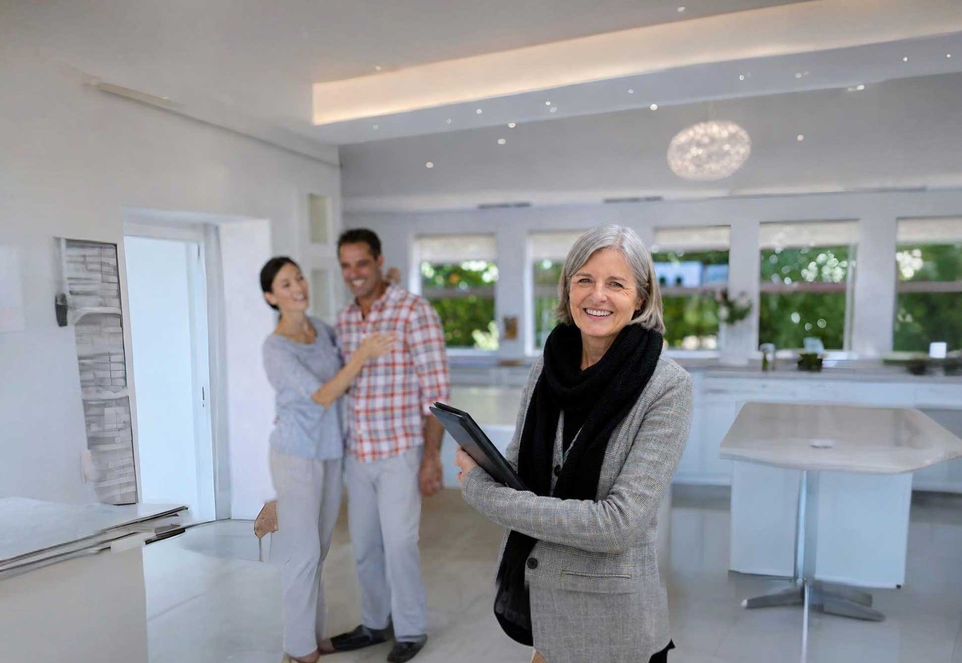 Bild zum Immobilienmakler, Petra mit Kunden im Hintergrund